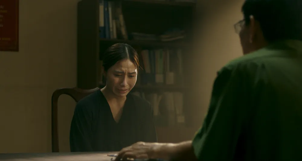 Hình ảnh nhân vật của Tín Nguyễn đẫm nước mắt trong teaser trailer. Ảnh: ĐPCC pha dam sinh nhat me 1.PNG