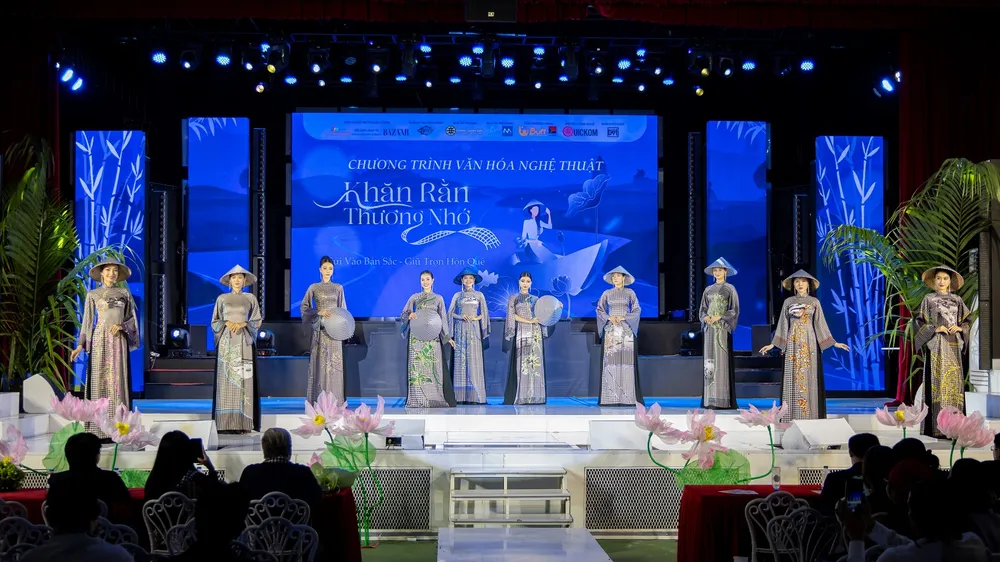 Trình diễn bộ sưu tập áo dài khăn rằn của NTK Nguyễn Việt Hùng khan ran thuong nho 2.jpeg