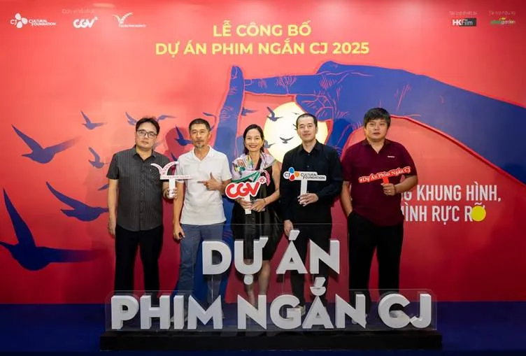 Các thành viên Hội đồng thẩm định đánh giá, lựa chọn kỹ lưỡng các dự án gửi về du an phim ngan j 2025 3.png
