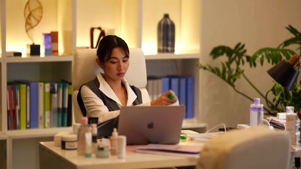 Thùy Tiên trong những cảnh quay đã thực hiện cho bộ phim trước khi được thay thế bằng AI chot don.jpg