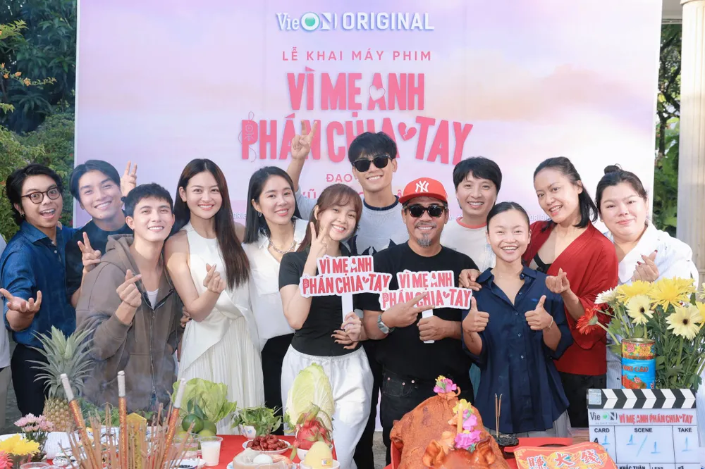 Ê-kíp đoàn phim Vì mẹ anh phán chia tay tại buổi khai máy sáng 11-8. Ảnh: VieON vi me anh phan chia tay 2.jpg