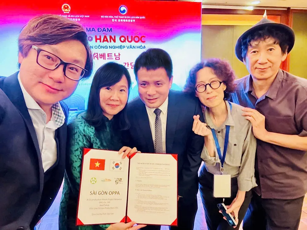 Các nhà sản xuất phim “Sài Gòn Oppa” chụp ảnh kỷ niệm cùng ông Đặng Trần Cường, Cục Trưởng Cục Điện ảnh. Ảnh: BHD Các nhà sản xuất phim “Sài Gòn Oppa” chụp ảnh kỷ niệm cùng ông Đặng Trần Cường, Cục Trưởng Cục Điện Ảnh..jpg