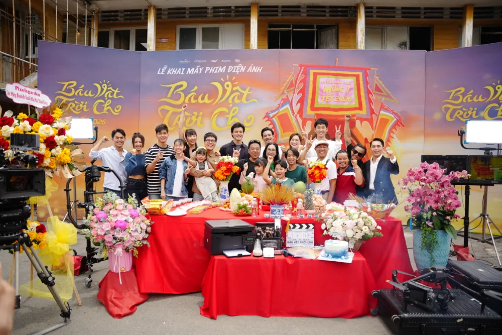 Ê-kíp đoàn phim tại buổi cúng khai máy dự án. Ảnh: ĐPCC phim bau vat troi cho 2.jpg