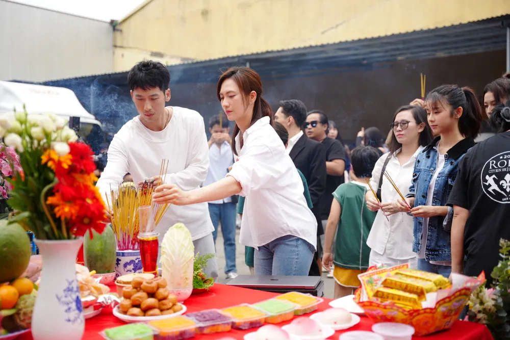 Tuấn Trần và Phương Anh Đào tái ngộ sau thành công vang dội của phim Mai. Ảnh: ĐPCC phim bau vat troi cho 5.jpg