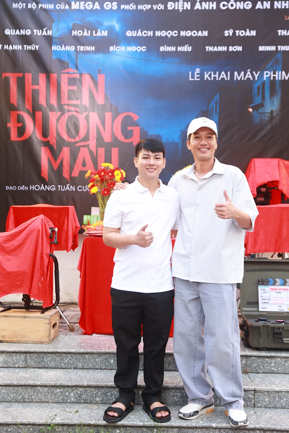هوآي لام وكوانغ توان في حفل افتتاح الفيلم. الصورة: المنتج thien duong mau 4.jpg