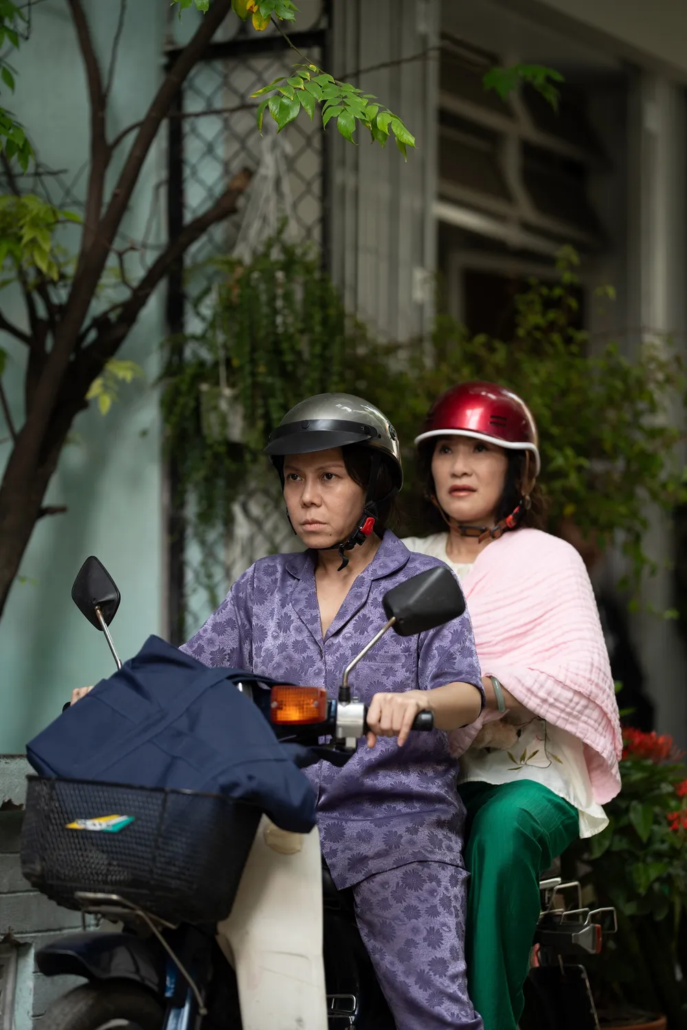Việt Hương - Hồng Đào với tạo hình trong Cục vàng của ngoại. Ảnh: ĐPCC cuc vang cua ngoai 5.jpg