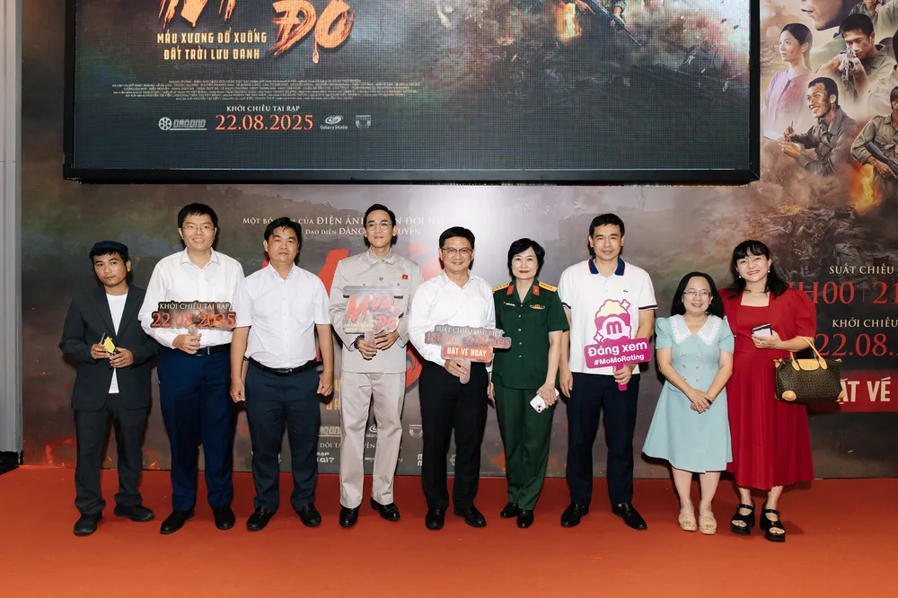 Đồng chí Nguyễn Mạnh Cường chúc mừng buổi ra mắt phim Mưa đỏ tại TPHCM. Ảnh: ĐPCC ra mat mua do 1.jpg