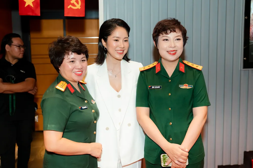 Diễn viên Lê Phương đến chúc mừng đoàn phim ra mat mua do 10.jpg