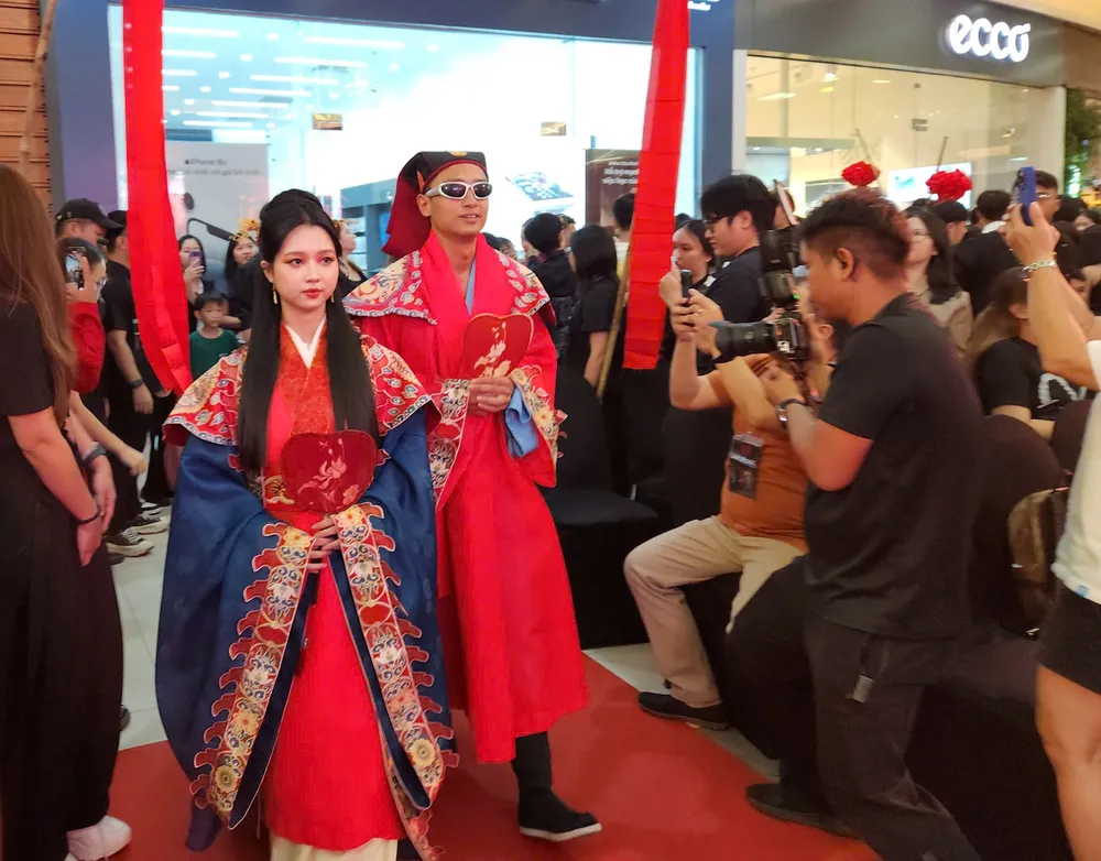 Lâm Thanh Mỹ và Hữu Vi xuất hiện trong trang phục đám cưới truyền thống tại sự kiện khe uoc ban dau (2).jpg