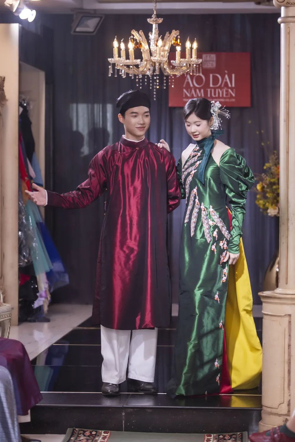 Các người mẫu trình diễn giới thiệu các mẫu thiết kế mới trong 2 bộ sưu tập. Ảnh: Phạm Hoàn nghe nhan nam tuyen 1.jpg