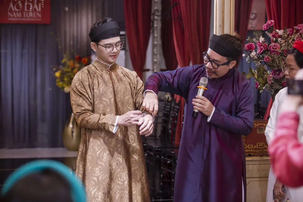Nghệ nhân Năm Tuyền chia sẻ tỉ mỉ về từng thiết kế áo dài. Ảnh: Phạm Hoàn nghe nhan nam tuyen.jpg