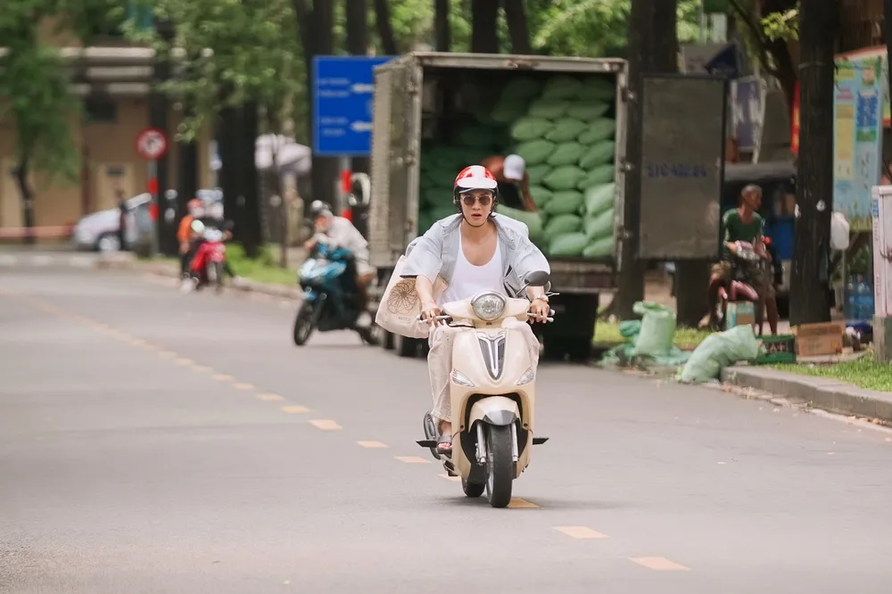 Trước đó sự xuất hiện của "Hoàng tử châu Á" Lee Kwang Soo đã khiến khán giả phấn khích. Ảnh: ĐPCC tay anh giu mot si sao 2.jpg
