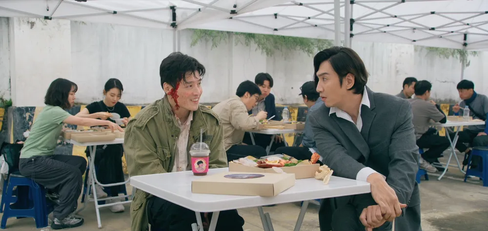 Sự xuất hiện của Kang Ha Neul (trái) là bất ngờ trong phim. Ảnh: ĐPCC tay anh giu mot si sao 4.jpg