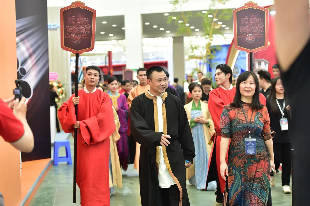 NSND Tự Long dẫn đầu đoàn diễu hành cổ phục phim Hộ linh tráng sĩ: Bí ẩn mộ vua Đinh. Ảnh: BHD nsnd tu long 1.JPG