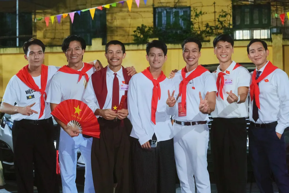 Ê-kíp đoàn phim Mưa đỏ giao lưu cùng khán giả tại Hà Nội. Ảnh: Facebook diễn viên Hiếu Nguyễn doanh thu 400 ty 4.jpg
