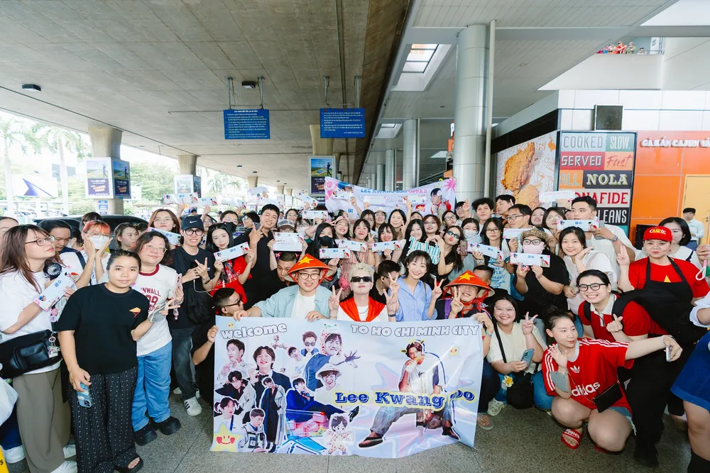 Đông đảo người hâm mộ chào đón Lee Kwang Soo đến Việt Nam. Ảnh: CJ lee kwang soo 1.jpg