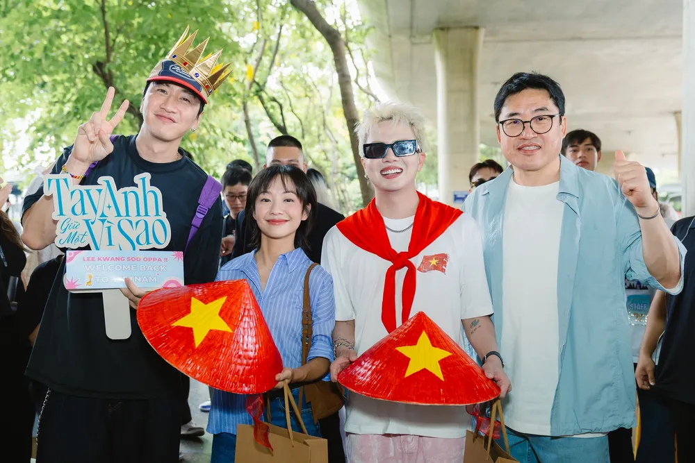 Anh nhận món quà đặc biệt từ hai bạn diễn Việt Nam. Ảnh: CJ lee kwang soo 4.jpg