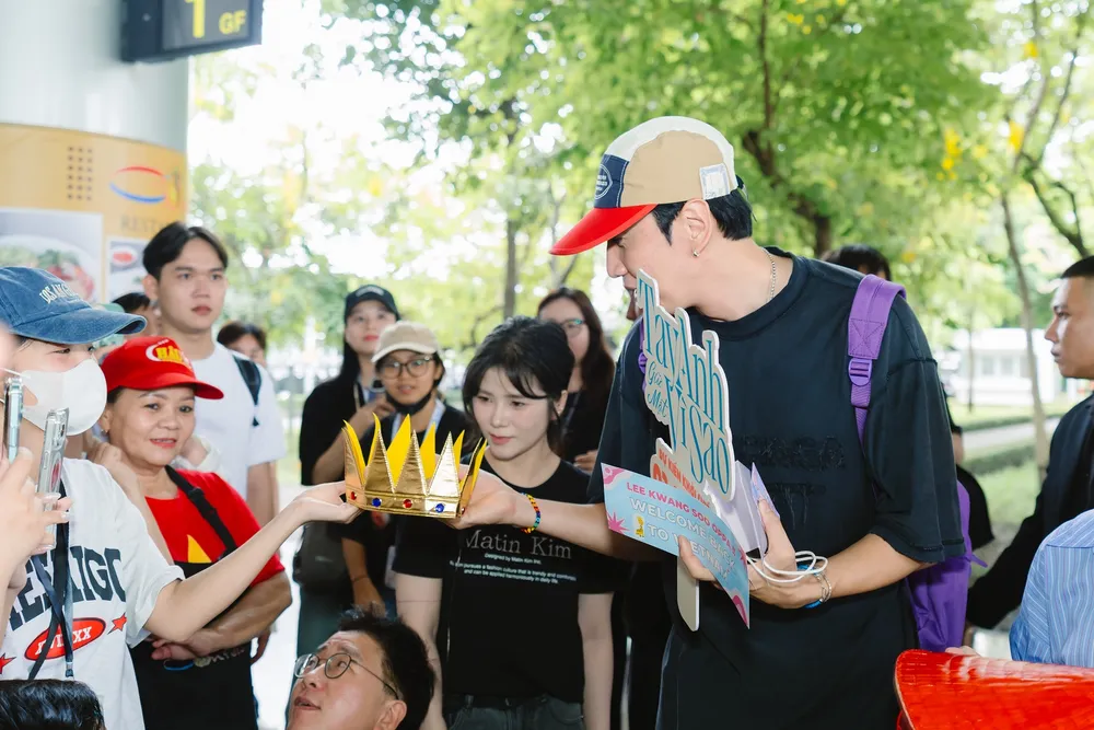 Anh bất ngờ trước sự chào đón của fan Việt. Ảnh: CJ lee kwang soo 6.jpg