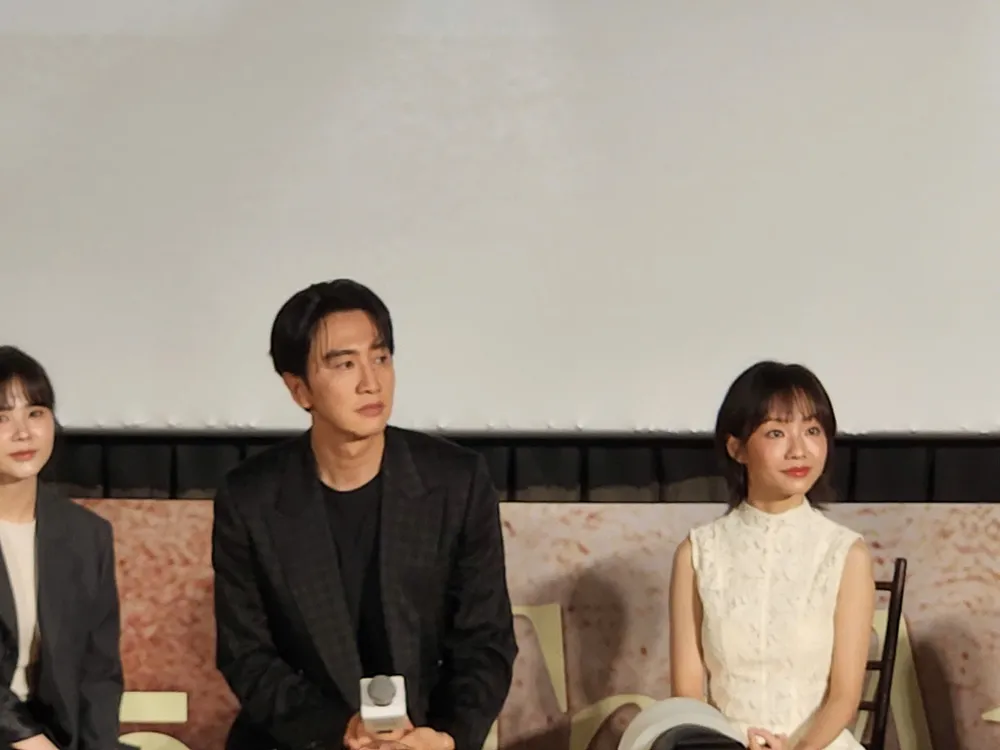 Lee Kwang Soo dành nhiều tình cảm cho các bạn diễn Việt Nam tay anh giu mot vi sao (1).jpg
