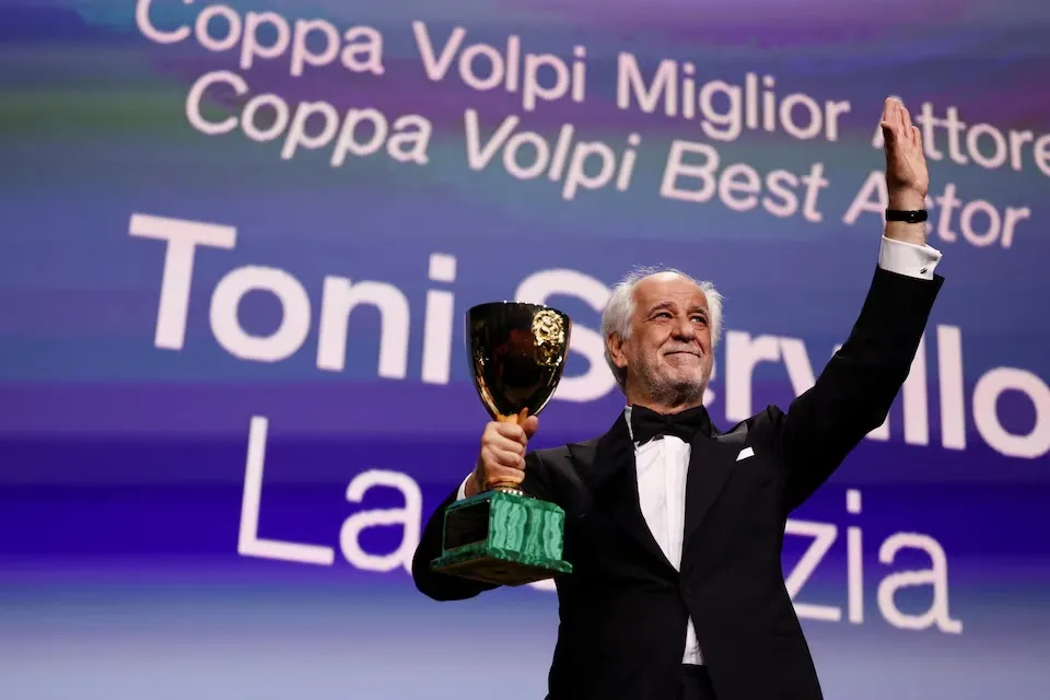 Toni Servillo nhận giải Nam diễn viên xuất sắc với vai diễn trong La Grazia. Ảnh: REUTERS LHP venice 2025 3.jpg