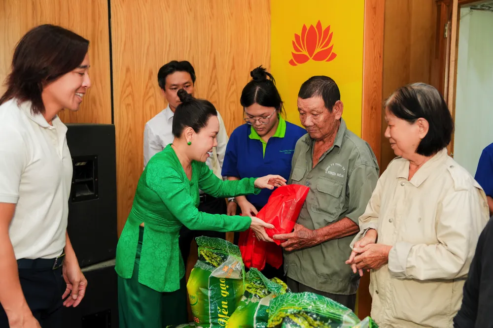 Vợ chồng Việt Hương tận tay trao quà đến các gia đình có hoàn cảnh khó khăn viet huong 2.jpg