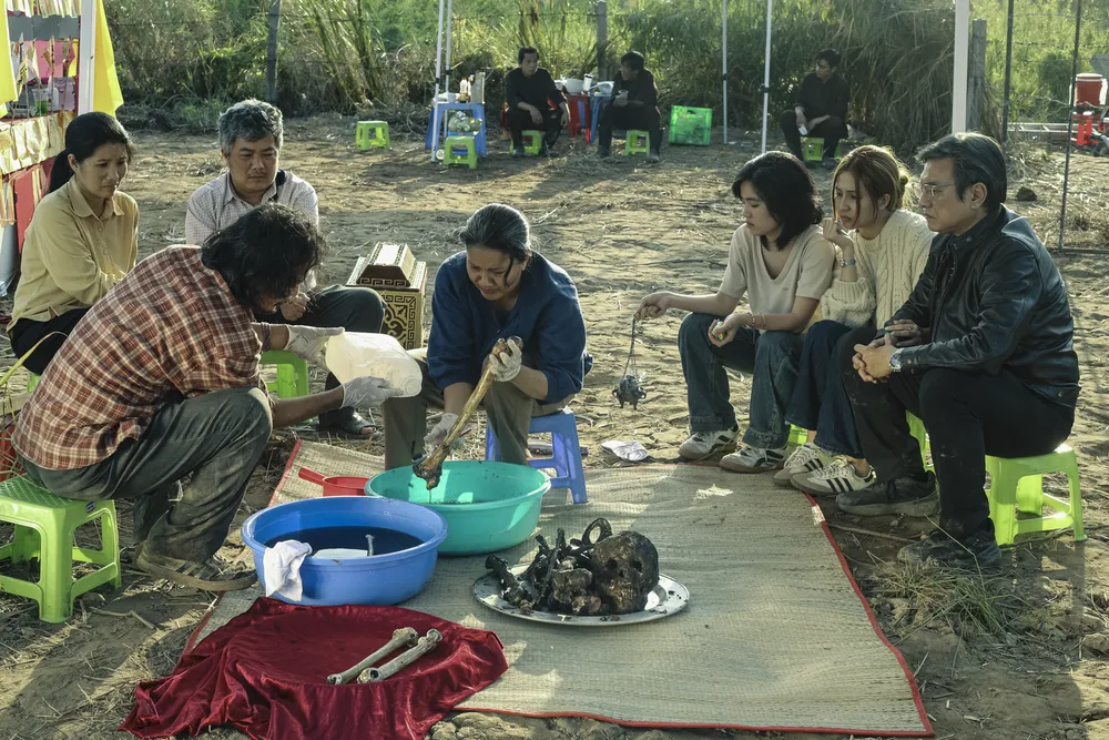 制作チームは映画制作にあたり、多くの専門家や研究者に相談した。写真:DPCC phim cai ma 1.png