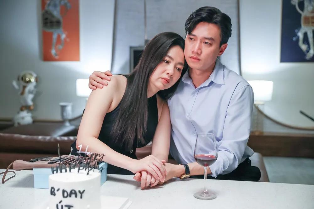 Quốc Trường trong tạo hình "hồng hài nhi" bên đàn chị Lê Khánh. Ảnh: ĐPCC chi nga em nang 3.jpg
