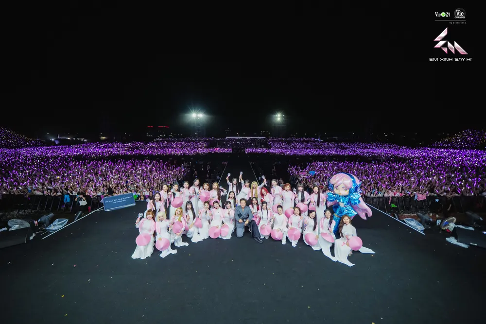 Khoảnh khắc mở màn ấn tượng của đêm concert. Ảnh: VieChannel em xinh say hi concert 12.jpg