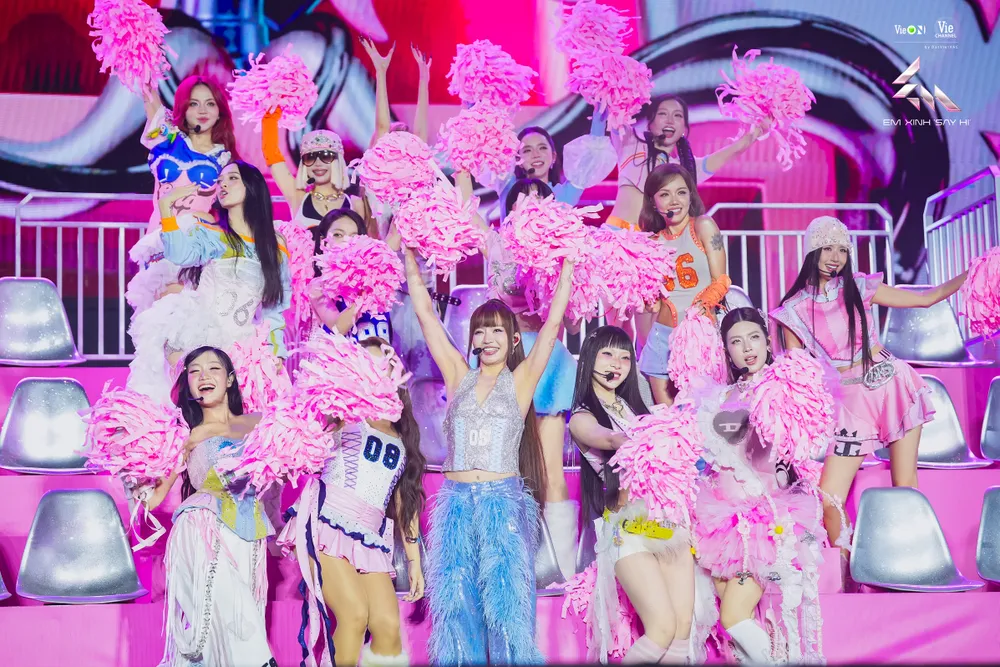 Liên tiếp các màn trình diễn hấp dẫn được gửi tặng khán giả. Ảnh: VieChannel em xinh say hi concert 6.jpg