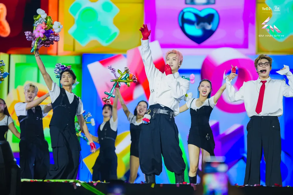Nhóm MOPIUS khuấy động đêm trình diễn. Ảnh: VieChannel em xinh say hi concert 7.jpg