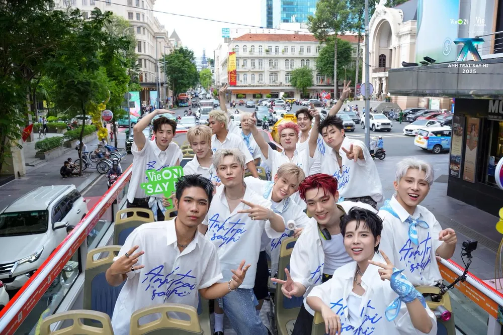 Các nghệ sĩ tham gia chương trình tham gia bus tour "Say hi thành phố" anh trai say hi 2025 1.jpg