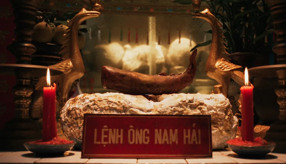 Bộ phim là hành trình tìm lại và bảo vệ báu vật làng chài - long diên hương. Ảnh: ĐPCC long dien huong 3.jpg