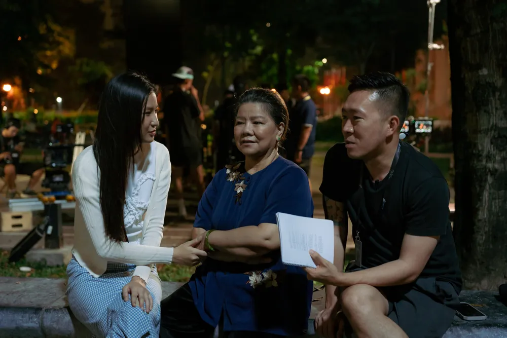 Đạo diễn Hoàng Nam (phải) hướng dẫn diễn xuất trên phim trường. Ảnh: ĐPCC nsnd thanh hoa 1.jpg