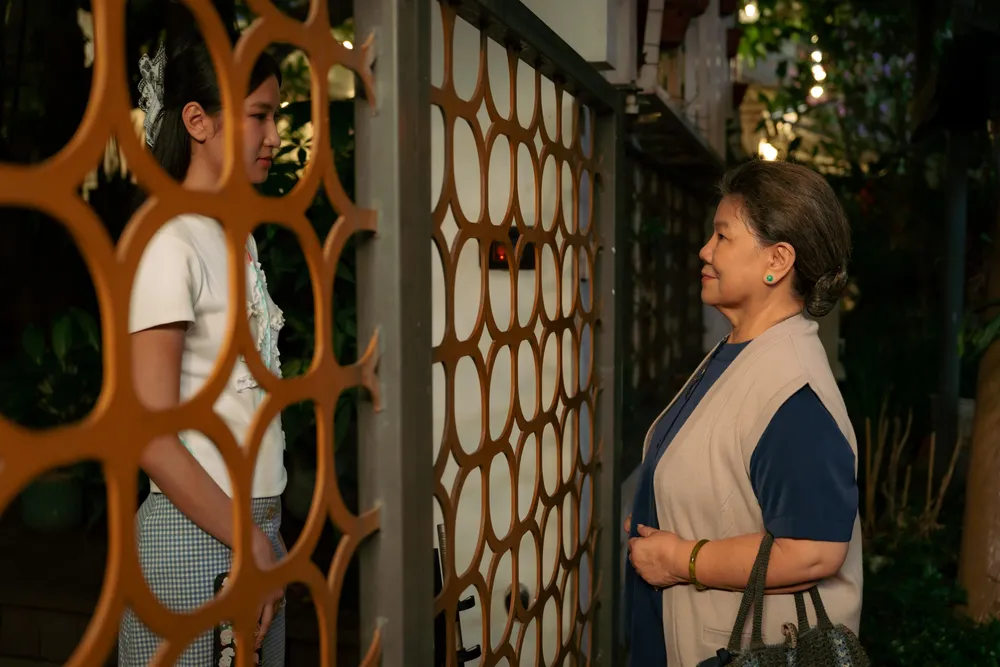 NSND Thanh Hoa và Nàng Mơ vào vai bà cháu trong "Bà đừng buồn con". Ảnh: ĐPCC nsnd thanh hoa 3.jpg