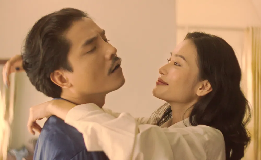 Trong khi Việt Hưng và Nhật Linh tạo thành cặp đôi ăn ý trong phim. Ảnh: ĐPCC trai tim que quat 2.png