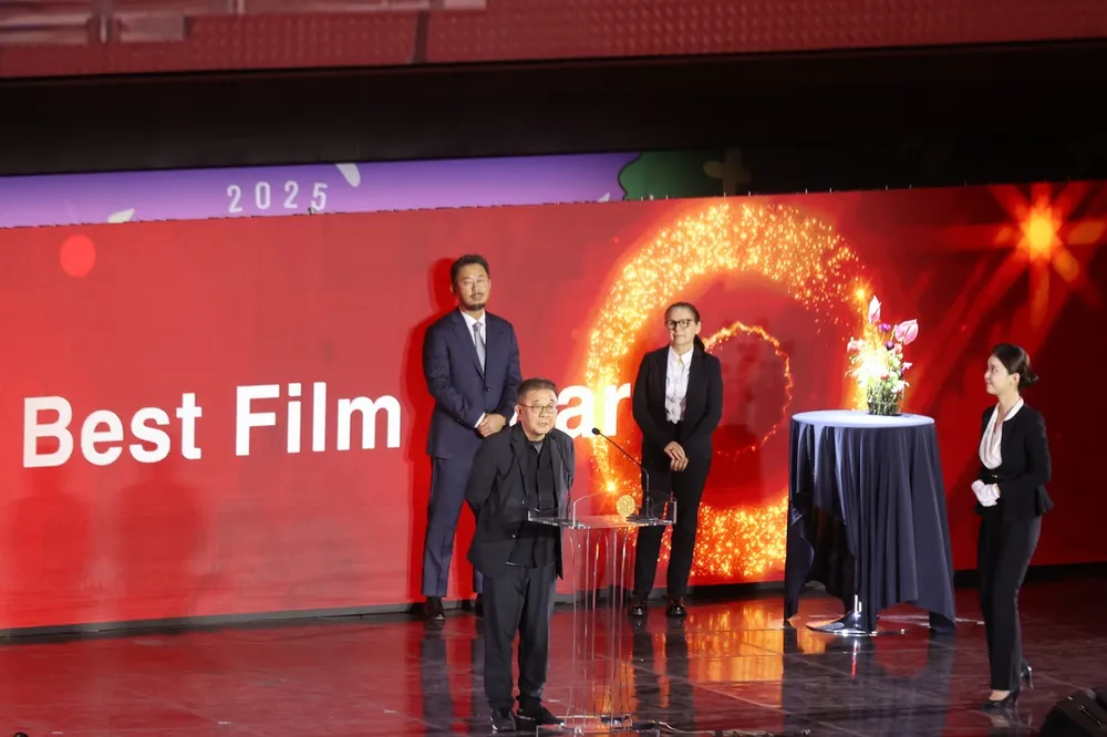Đạo diễn Zhang Lu nhận giải Phim hay nhất hạng mục Busan Awards lhp busan 2025 3.jpg