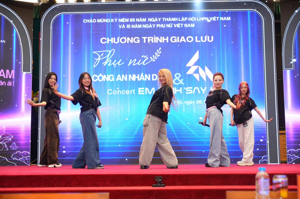 Các tiết mục giao lưu do các chiến sĩ và các "em xinh" thể hiện. Ảnh: DatVietVAC em xinh 1 ty dong 3.jpg