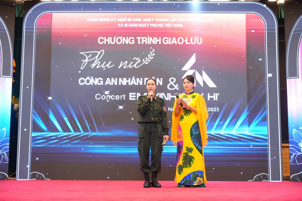 Chương trình có phần giao lưu ý nghĩa với các chiến sĩ lực lượng Công an Nhân dân. Ảnh: DatVietVAC em xinh 1 ty dong 5.jpg
