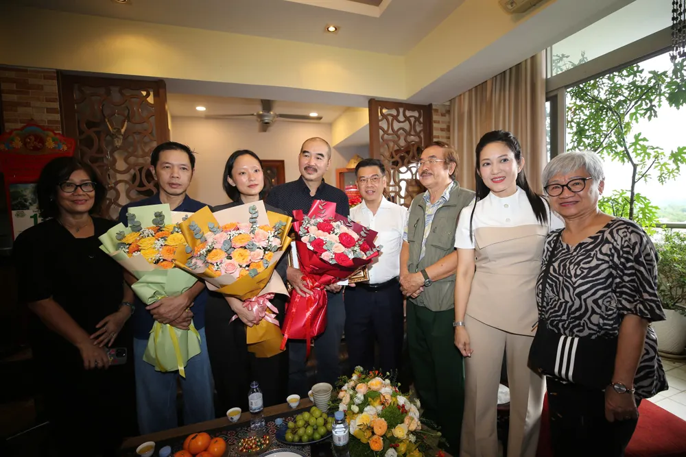 Buổi lễ diễn ra trong không gian ấm cúng, trang trọng. Ảnh: DŨNG PHƯƠNG tang bang khen bui thac chuyen 3.jpg