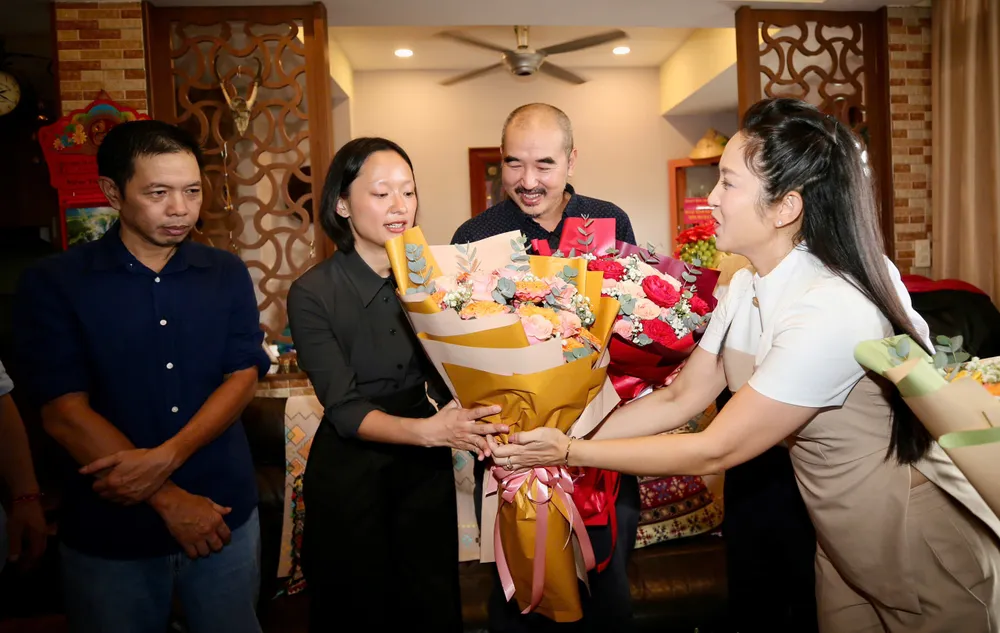 NSND Nguyễn Thị Thanh Thúy tặng hoa cho hai diễn viên Thái Hòa và Hồ Thu Anh. Ảnh: DŨNG PHƯƠNG tang bang khen bui thac chuyen 5.jpg