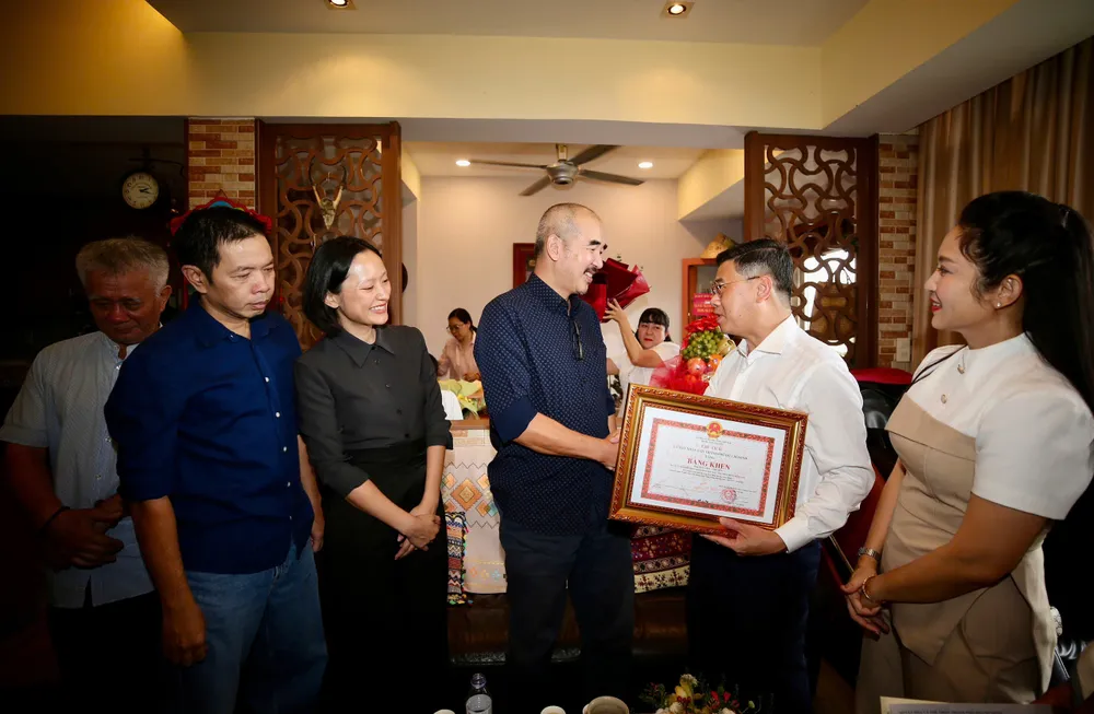 Phó Chủ tịch UBND TPHCM Nguyễn Văn Dũng tặng Bằng khen cho đạo diễn Bùi Thạc Chuyên. Ảnh: DŨNG PHƯƠNG tang bang khen bui thac chuyen 6.jpg