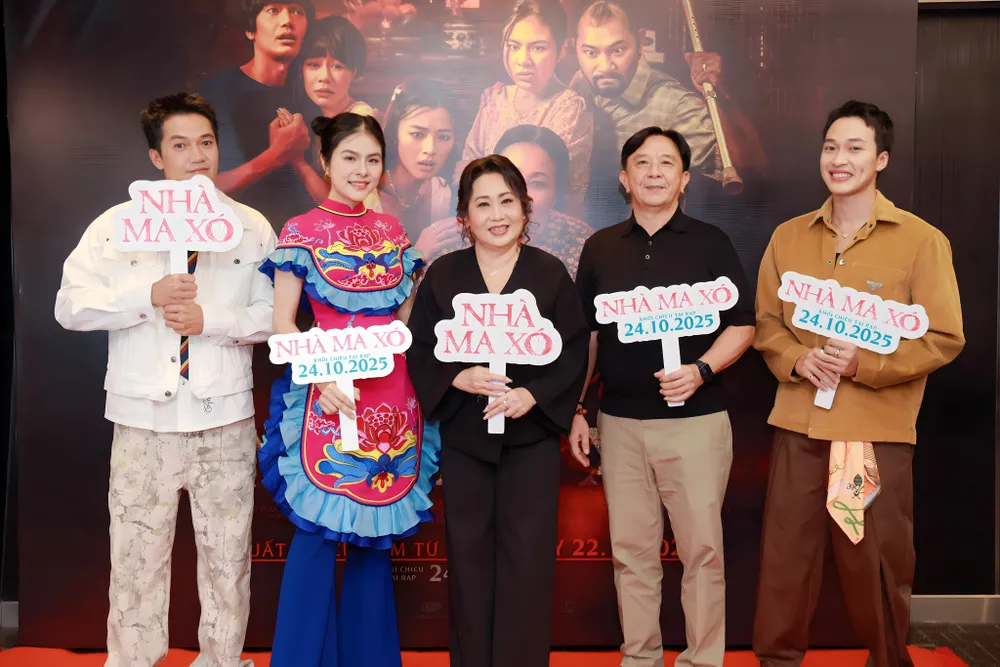 Đạo diễn Trương Dũng và các diễn viên trong phim Nhà ma xó nha ma xo 1.JPG