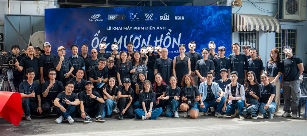 Đoàn phim "Ốc mượn hồn" tại buổi khai máy. Ê-kíp vẫn giấu danh tính dàn diễn viên chính của phim. Ảnh: ĐPCC dinh tuan vu 1.jpg
