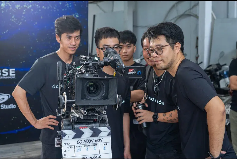 Đinh Tuấn Vũ cùng các cộng sự trong ngày cúng khai máy phim. Ảnh: ĐPCC dinh tuan vu 3.jpg