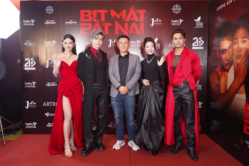 Đạo diễn Hoàng Thơ và 4 diễn viên chính phim Bịt mắt bắt nai. Ảnh: ĐPCC bit mat bat nai 1.JPG