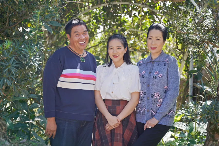 NSND Trịnh Kim Chi cùng đạo diễn Hoàng Mập. Ảnh: ĐPCC Trinh kim chi 4.jpg