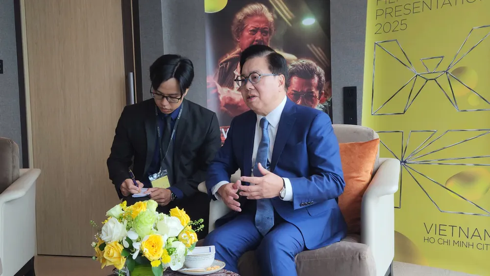 tiến sĩ Vương Anh Vĩ trong phần giao lưu với báo chí.jpg