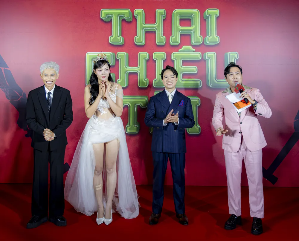 Reżyser Tran Nhan Kien (drugi od prawej) na premierze filmu „Thai Chieu Tai”. Zdjęcie: DPCC tran nhan kien 3.jpg