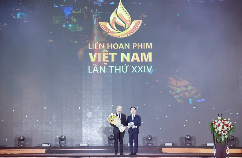 LHP - san khau 2.jpg