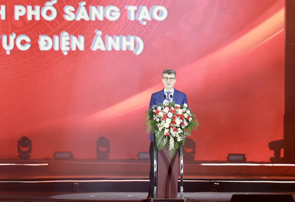 LHP - san khau 4.jpg